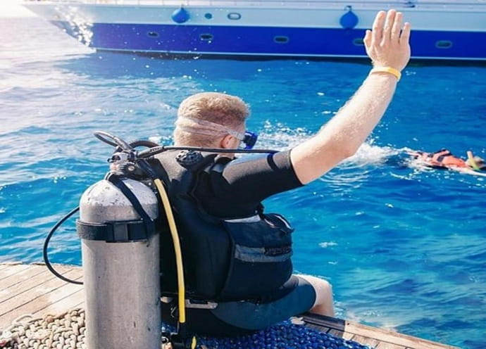 Schnuppertaucher kurz vor dem Einstieg ins Wasser